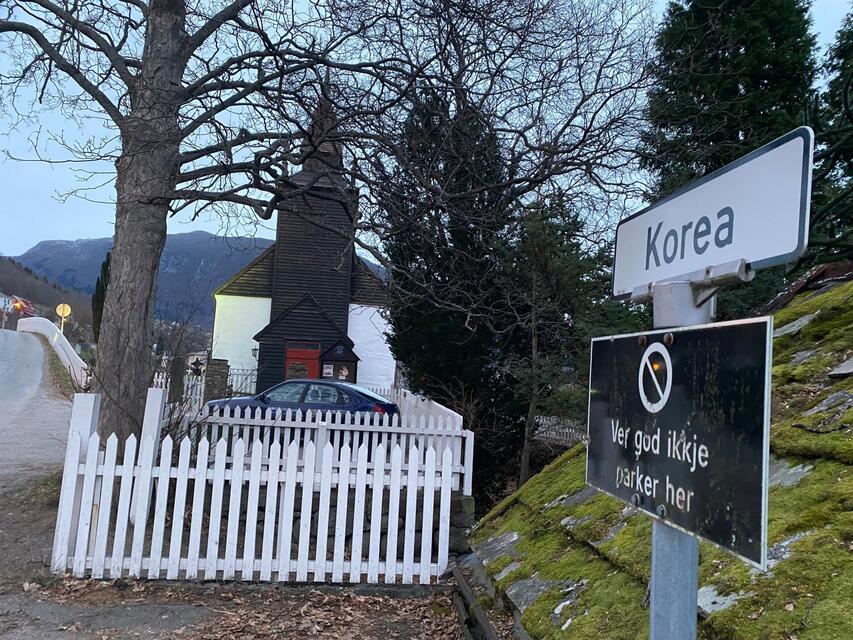 I dag heiter vegstubben frå kyrkja langs fjorden Korea. Bilete: Renate Sæle/Sogn Avis.