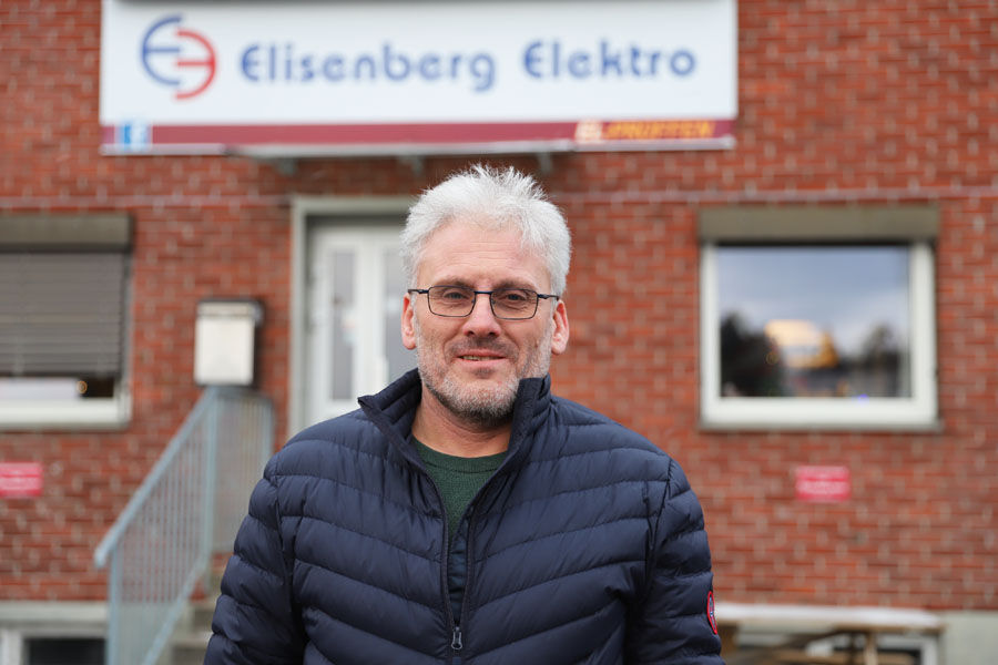 Elisenberg Elektro fikk forespørsel om montering av 96 ladepunkter for et borettslag i Halden, og fikk oppdraget i konkurranse med en av de store, nasjonale aktørene. Daglig leder og innehaver Øystein Langvik er spent på hva det vil utløse av fremtidige oppdrag, da alle borettslag og sameier er lovpålagt å legge til rette for lading for andelshaverne.