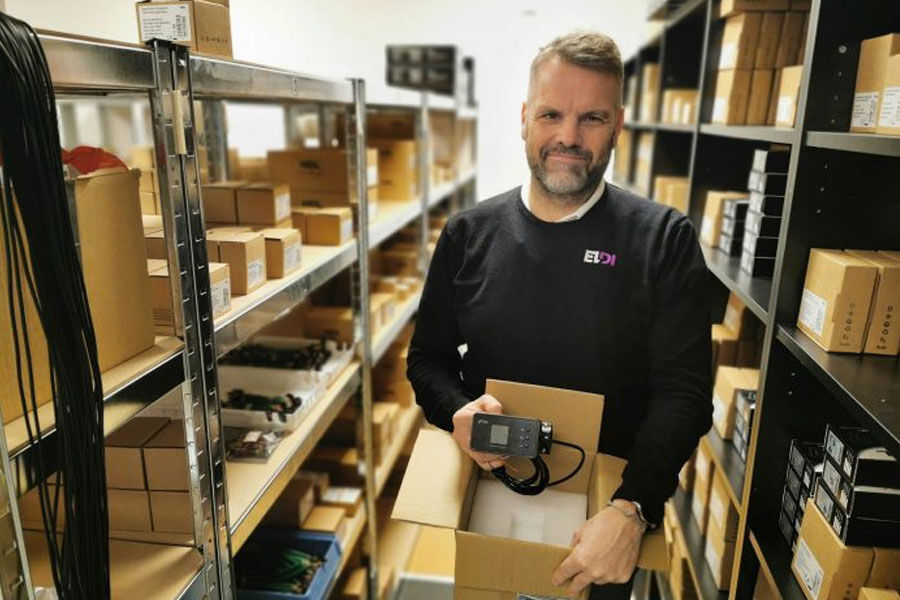 Kjell Erik Oseberg hos Eldi med et av de nye produktene som har blitt veldig etterspurt, Clamp-on flowmeter.