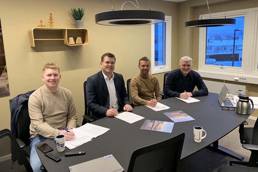 Signering: Fra venstre: Harald Ås Farstad, eier og daglig leder i AB Elektro AS, Ronny Øvrevik, divisjonsdirektør for divisjon Kysten i Bravida Norge, Daniel Åsheim, eier og prosjektleder i AB Elektro AS og Torfinn Rolandsen, regionsdirektør for region Nord i Bravida Norge.