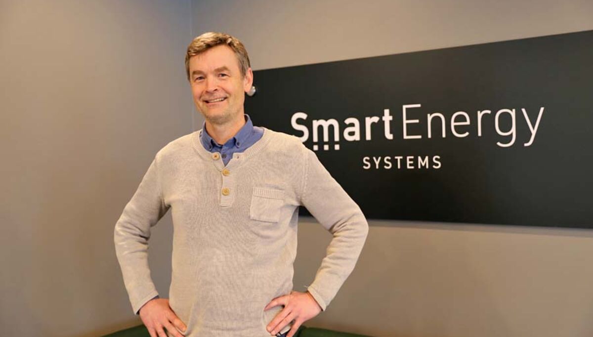 - Produktpakken «EnergyBank» monteres i løpet av 3-4 timer. Investeringen er inntjent i løpet av ti år, mens produktet har en levetid på inntil 20 år, forteller Fred Martin Langøy, daglig leder hos Smart Energy Systems.