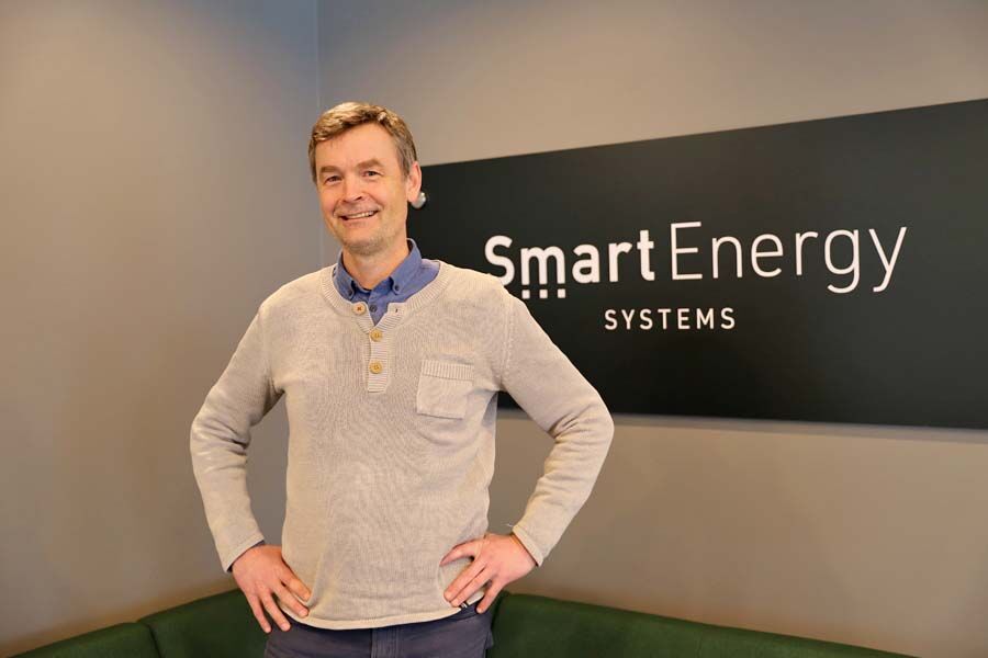 - Produktpakken «EnergyBank» monteres i løpet av 3-4 timer. Investeringen er inntjent i løpet av ti år, mens produktet har en levetid på inntil 20 år, forteller Fred Martin Langøy, daglig leder hos Smart Energy Systems.