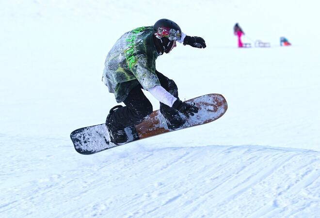 SNØ, gutt på snowboard. Foto: Pixabay