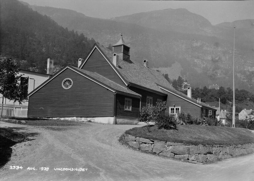 Ungdomshuset Valhall august 1939. Til venstre i bakgrunnen kan ein skimte litt av det som idag (2008) er ungdomsskulen i Høyanger. Foto: Eugen Nordahl-Olsen
