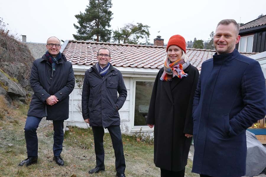 Enova legger fram nye klima- og energitiltak for privatpersoner. Enovasjef Nils Kristian Nakstad og klima- og miljøminister Espen Barth Eide forteller om tiltakene til ekteparet Ingrid Indset og Joachim Hirsch i Oslo. (Foto: Enova)