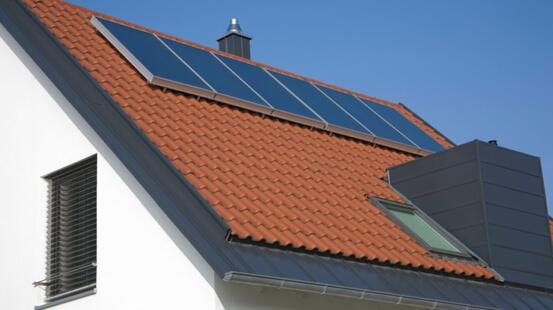 Solceller på taket kan bli aktuelt for flere når Enova nå øker støtten. Foto: Enova.no