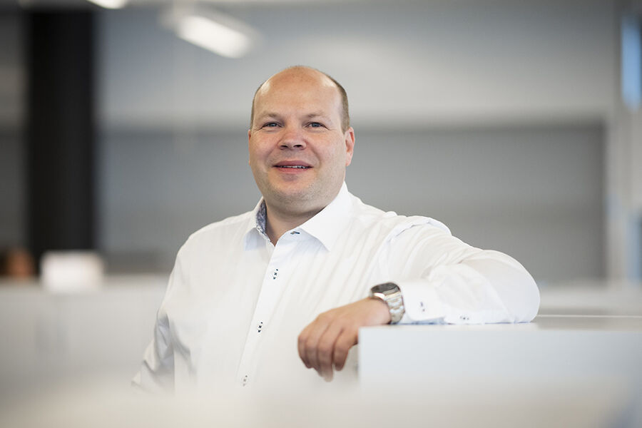 Jan Cato Hovde er daglig leder i Rejlers Elsikkerhet. I tillegg er han medlem av NEKs standardiseringskomiteer for batteri og energilagring, solceller, elbil og sikkerhet ved arbeid i og drift av elektriske anlegg. Foto: Katrine Lunke/Apeland.