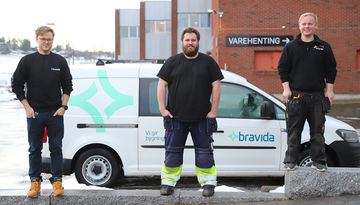 Serviceleder Petter Graham (fra venstre) og montørene Vidar Havdahl og Oscar Løvheim har stått snart to år i frontlinjen i Bravida Sarpsborgs serviceavdeling. – Smittevern er blitt en innarbeidet rutine vi nå tar som en selvfølge, sier de.