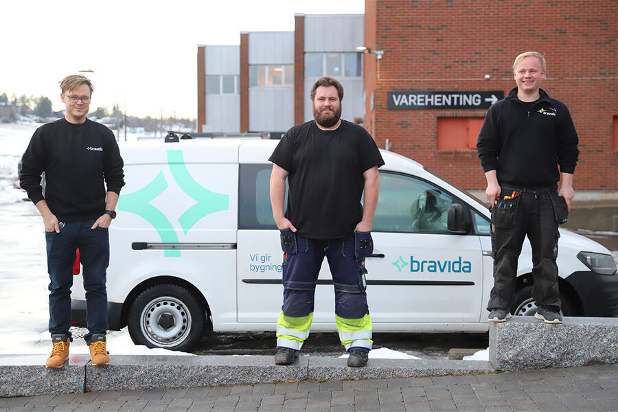 Serviceleder Petter Graham (fra venstre) og montørene Vidar Havdahl og Oscar Løvheim har stått snart to år i frontlinjen i Bravida Sarpsborgs serviceavdeling. – Smittevern er blitt en innarbeidet rutine vi nå tar som en selvfølge, sier de.