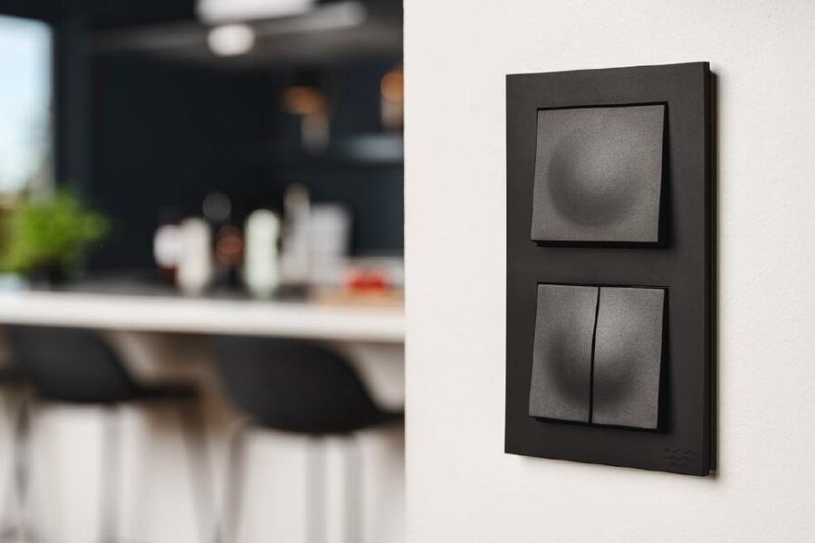 HAVPLAST: Det nye elektromateriellet er laget av plast samlet inn fra havet. Havplastkolleksjonen vil l i første omgang komme i sort og inngå i produktserien ELKO Plus.  