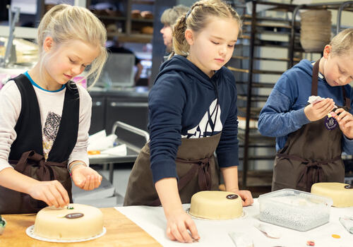 Foto av barn som  pynter kake