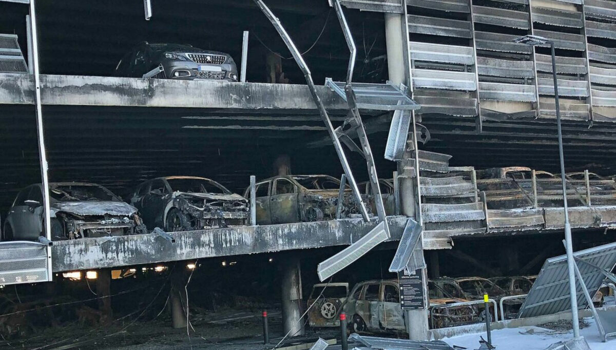 Slik så det ut etter den kraftige brannen i p-huset på Sola flyplass 7. januar 2020. Foto: Tryg Forsikring