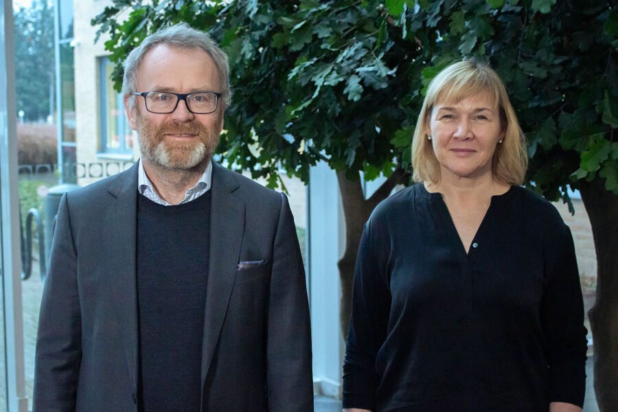 Caverion leverer alle tekniske fag, inkludert varme & sanitær, ventilasjon og klimaanlegg, elektro, kjøling, IKT og AV, sikkerhet, automasjon, industri og prosessanlegg og industrirør. Felles for de fleste fagene, er knapphet på fagarbeidere. Derfor har selskapet stort fokus på å rekruttere fra hele den norske befolkningen - ikke bare menn. - Selv om vi har større kvinneandel av fagarbeidere og lærlinger enn gjennomsnittet for bransjen, har ambisjoner om å øke denne vesentlig, sier selskapets HR-direktør Anne Sødem til Elektro24-7. Her sammen med Caverions administrerende direktør Knut Gaaserud. Pressefoto: Caverion.