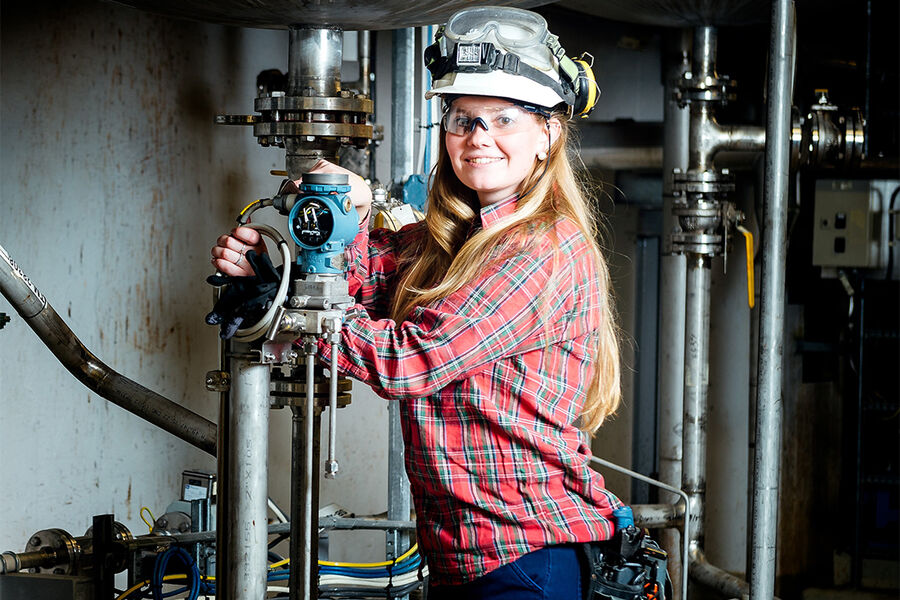 – Folk som fraråder yrkesfag har så alt for lite kunnskap om hva de innebærer og hvilke muligheter du har, sier Anneline Tangen. Hun fikk jobb i Caverion med byggautomasjon etter endt læretid. Foto: Caverion.