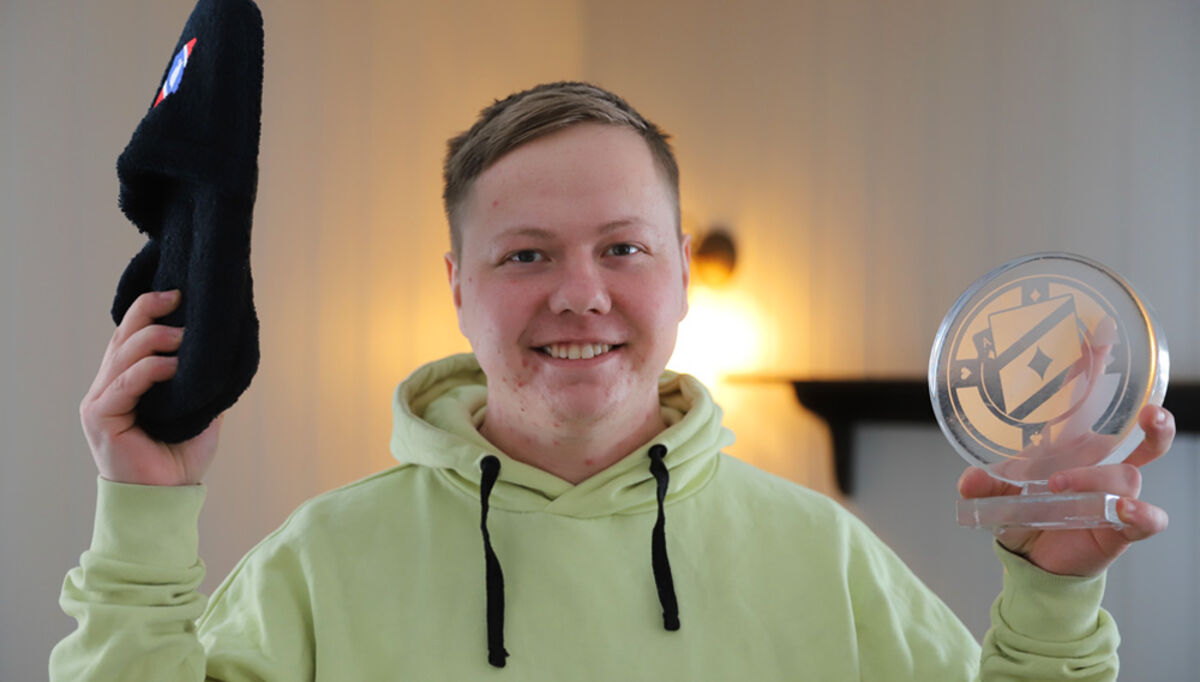 Energimontør Kristian Holmgren med bevisene på at han er norgesmester i online-poker. En del av pengepremien investerte han i ny leilighet.