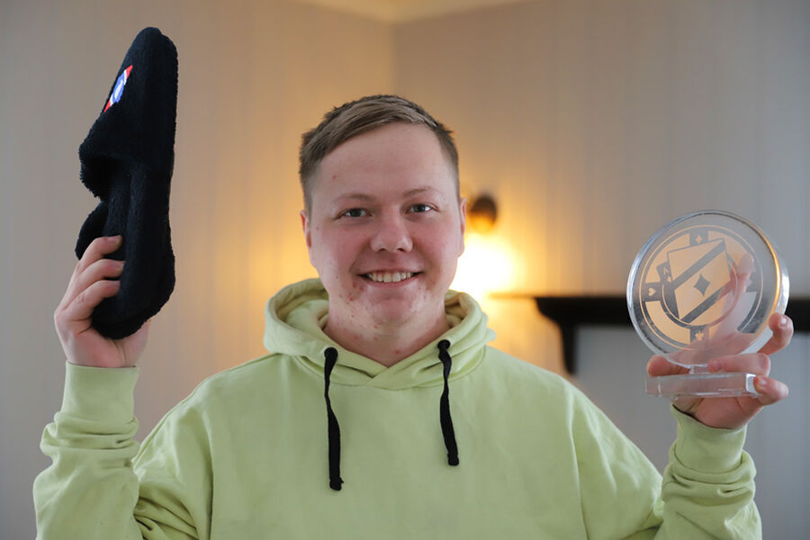 Energimontør Kristian Holmgren med bevisene på at han er norgesmester i online-poker. En del av pengepremien investerte han i ny leilighet.