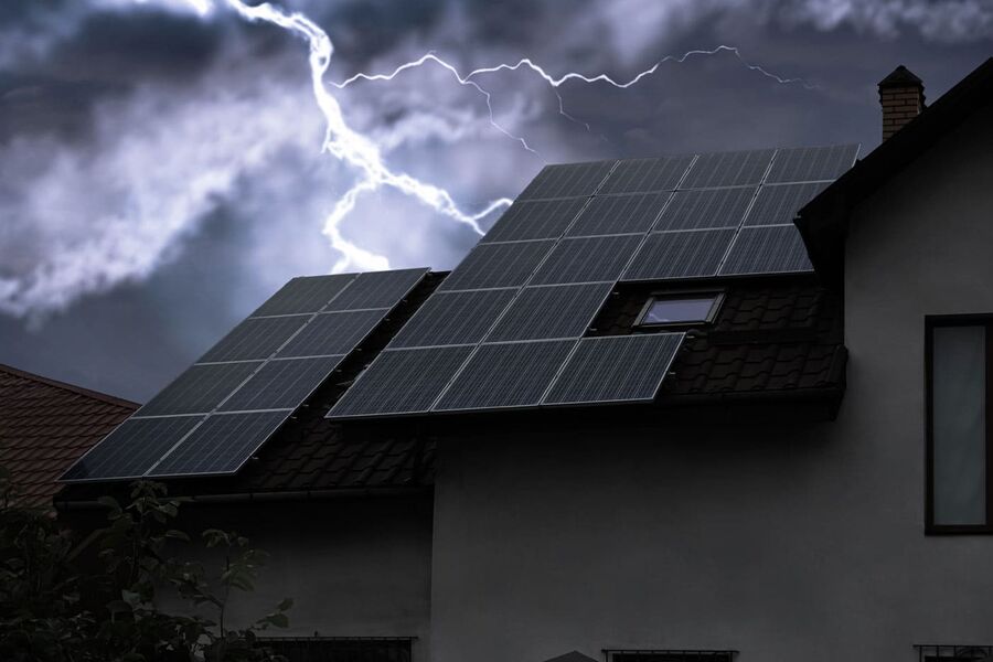 NEK ønsker å øke oppmerksomheten rundt lynvern i norske solcelleanlegg. Det blir derfor arrangert et webinar 16. mars som tar opp disse problemstillingene.