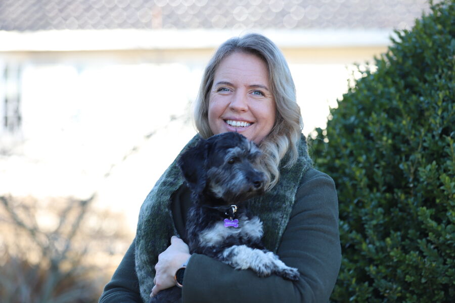 Marit Løkhammer taler gjerne varmt for at flere kvinner skal velge elektrofaget. - Men jeg har lite sans for kjønnskvotering og at kvinner skal bli løftet fram på grunn av kjønnet. For meg slo det motsatt vei og skapte usikkerhet, sier hun til Elektro24-7. Her med familiens kjæledegge "Luna