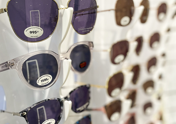 Butikken har et godt utvalg av solbriller.  De kan også sette inn solglass i alle inn-fatninger. På våren har de også et tilbud der du får 2 solbriller for prisen av 1, farge og uv inkludert