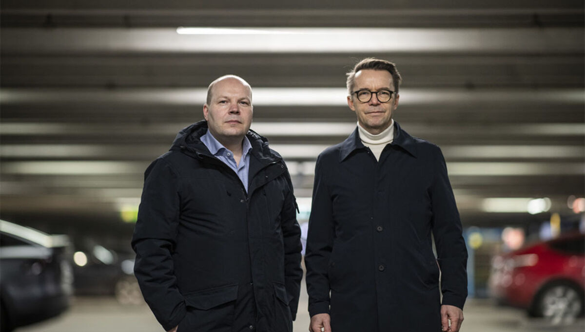 Jan Cato Hovde, daglig leder i Rejlers Elsikkerhet og Jan Tore Gjøby, daglig leder i eMobility Norway. Foto: Katrine Lunke/Apeland.