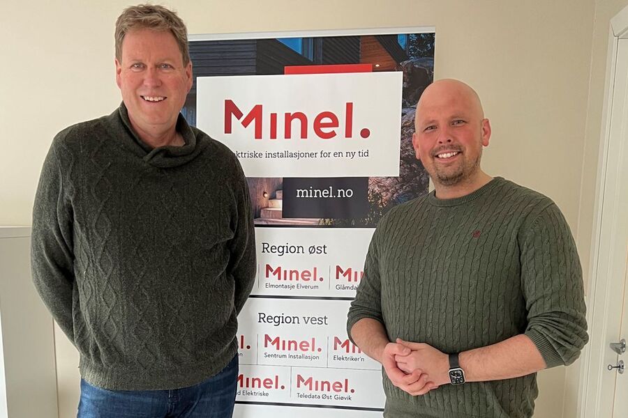 Tidligere daglige leder i Drøbak Elektriske Jørn Beldring (t.v.) har solgt sine aksjer i selskapet til Minel - her ved daglig leder Stian Ekhougen. Foto: Minel.