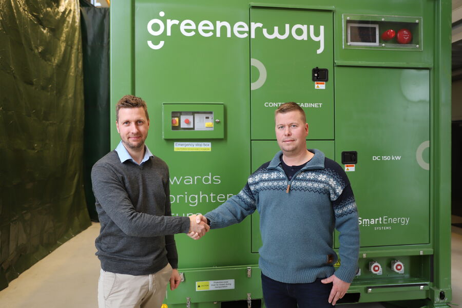 - Det er klart det er stas for å oss å bli valgt som leverandør av en slik omfattende energiløsning, sier Ole Marius Christiansen, salgssjef og partner hos Smart Energy Systems (t.v.) og takker Magne Fagereng for kontrakten. Batteriinstallasjonen til Ny Plast vil bli omtrent dobbel så stor som den vi ser på bildet. 