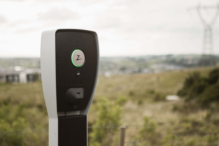 Zaptecs z-lignende logo blir av mange tankemessig koplet til Russlands grusomheter i Ukraina. Nå vurderer selskapet å gjøre endringer. Foto: Zaptec