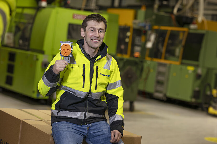 Produktsjef John Øye viser frem den nye veggboksen Powerline til Pipelife Norge AS.