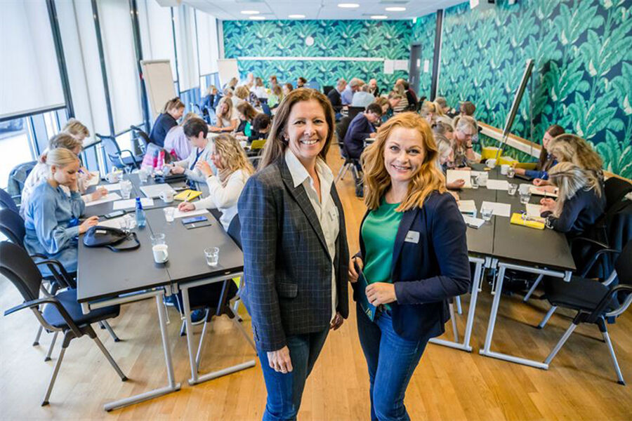 Konsernregnskapssjef Nina Engeland (t.v.) og leder kompetanseutvikling Cecilie Grendar var vertskap og konferansierer på Assemblins første jentedag.