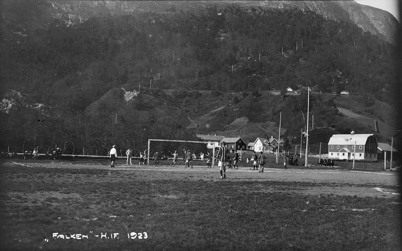 Fotballkamp mellom Høyanger IF og Falken i 1923.