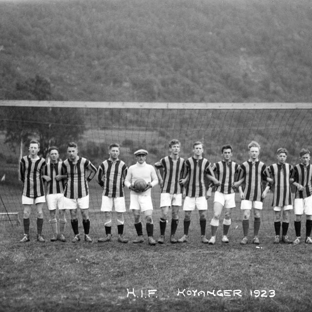 Biletet viser fotballaget til Høyanger Idrettsforening i 1923.
