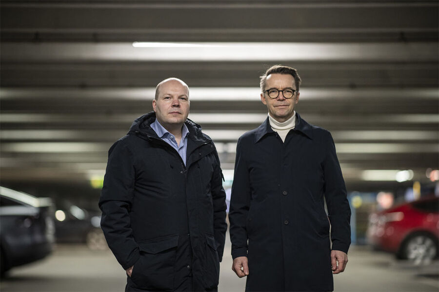 Jan Cato Hovde er daglig leder i Rejlers Elsikkerhet og medlem i NK 69 (Norsk Elektroteknisk Komité for Elbil), og Jan Tore Gjøby er blant annet daglig leder i eMobility Norway og leder for NK 69. De er kritiske til DSB i forhold til sikkerheten rundt eltilsyn. Nå svarer DSB på kritikken.