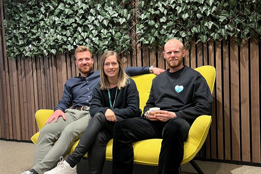- Vi er sikre på at dette er et produkt som markedet vil ha både i Norge, Norden og Europa og går derfor bredt ut med en gang, sier Aminas CEO og gründer Eirik Jørgensen og salgs- og markedssjef Henrik Gjeruldsen. Her sammen med markedssjef Isabelle Karlson Simonsen i byrået Markedssjefene. Foto: Privat.