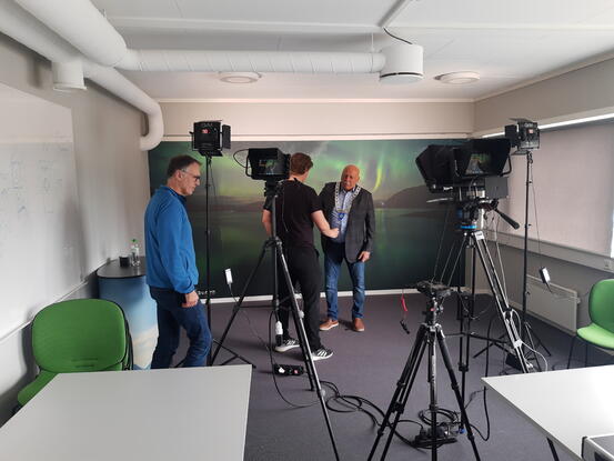 Ordføreren mottar instrukser fra filmteamet. Teamet er bestående av ansatte i Næringsforeningen i Trondheimsregionen.