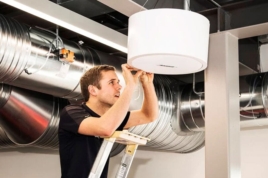 En elektrikers hverdag består ofte av arbeid over skulderhøyde. For å unngå belastningsskader er det viktig at bedriften legger til rette for slik arbeid slik at skader og sykefravær unngås.