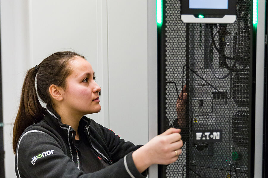 Anette Waagsbø Skram angrer ikke på valget, og stortrives som elektriker hos EL 24 Ensiko i Ålesund. Foto: Privat