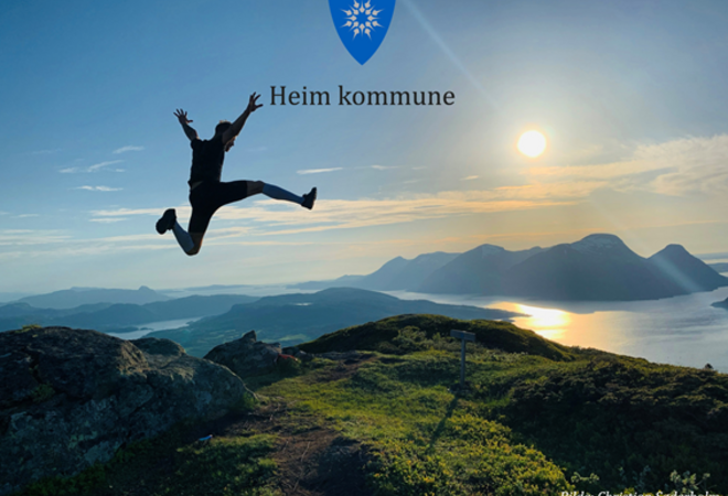 Bilde: En mann som hopper på toppen av Hennafjellet i Heim kommune