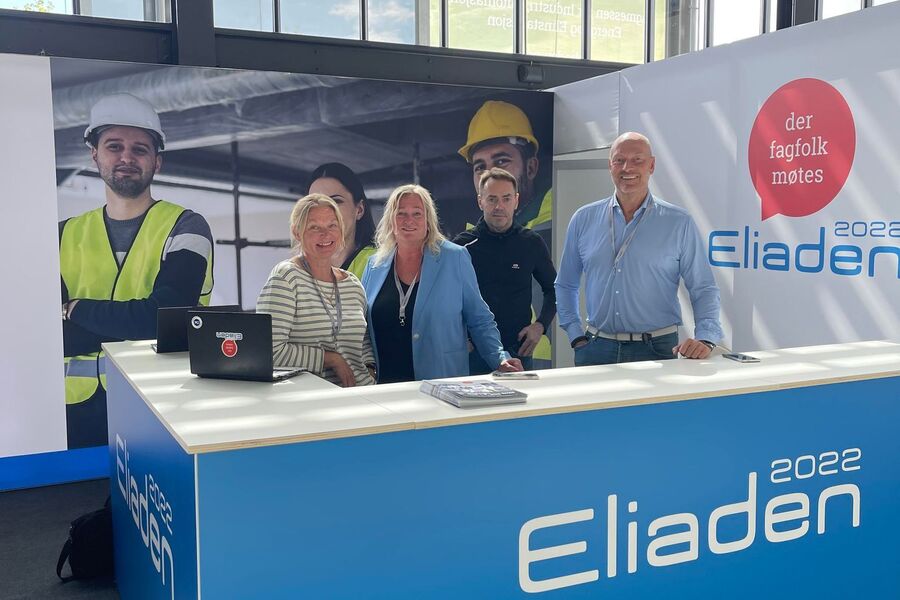  Eliadens markedsansvarlig Sølvi Aasen rapporterer om en hektisk innspurt før det hele braker løs i morgen.  – Men stemningen er ekstremt god. Markedet lengter etter å kunne møtes fysisk igjen, sier hun. På bildet er hun sammen med Nina Johansen (prosjektkonsulent), Svein Hjelmås (utstilleransvarlig) og Svein Arnesen (prosjektdirektør). 