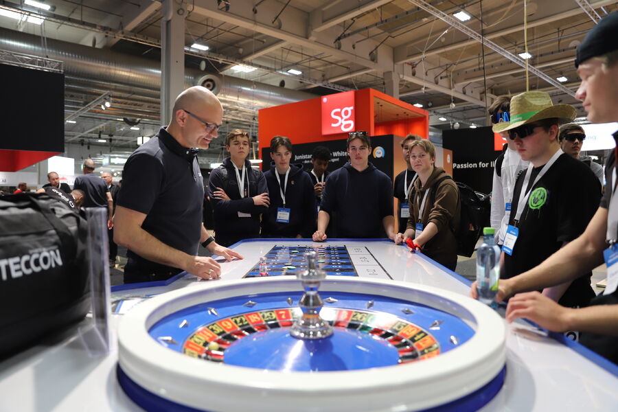 Eliaden handler også om å tiltrekke seg oppmerksomhet. Teccon har valgt gratis roulette med premier - som slår veldig an!