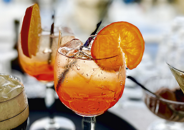 I løpet av sommeren åpner cocktailbaren på husets takterasse. Riviera lover nydelige drinker og herlig utsikt.