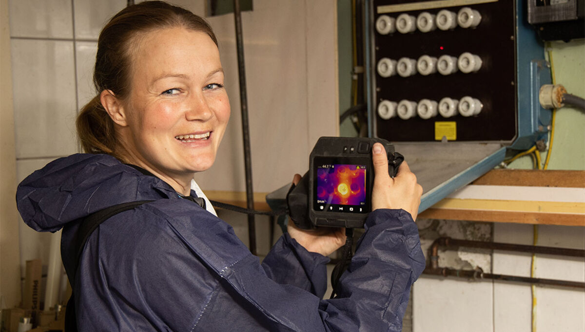 Kristine Steine Sund besto elektroinstallatørprøven på første forsøk. Hun mener god studieteknikk er nøkkelen til å lykkes. Foto: Anne M. Steine
