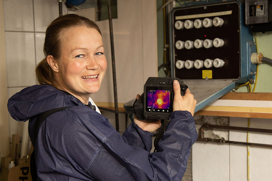 Kristine Steine Sund besto elektroinstallatørprøven på første forsøk. Hun mener god studieteknikk er nøkkelen til å lykkes. Foto: Anne M. Steine