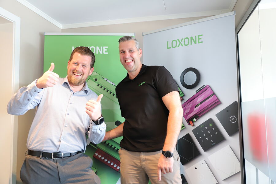 Fornøyde og optimistiske: - Det burde vært en selvfølge at elektrikerne selger inn styringssystemer til sine kunder, sier Autoboligs daglige leder Henning Herfjord (t.v.) og partnerkonsulent Daniel Hammer. - Vi gjør det enkelt for dem ved å holde i dialogen med kunden både for å skreddersy løsning og eventuelt oppfølging og service i etterkant. Dermed tar vi både risiko og ikke-fakturerbart tid fra installatørene. 