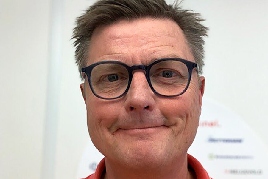 Administrerende direktør John Arne Eiken i Elnett Gruppen er svært fornøyd med utviklingen hos eierbedriftene. Innkjøpsalliansen har bikket én milliard i vareinnkjøp, det meste gjennom grossistleddet - og har knyttet seg til grossistene Onninen, Elektroskandia og Solar. – Vi kan vise til en vekst langt over gjennomsnittet for bransjen, så vi må jo gjøre noe riktig, sier han med kledelig beskjedenhet.