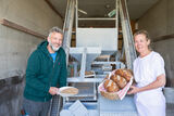 Foto av Trude Bergundhaugen og Arne Bøhmer med Ringsaker brød laget med lokalprodusert mel.