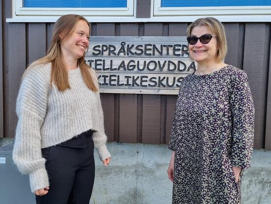 Malene Stensrud Nilsen (t.v) overlater språksenterledelsen til Riitta Leinonen.