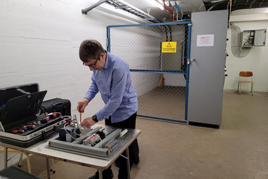 Andreas Sveinsen demonterer testriggen som har stått på laboratoriet til SASTECH. Man kjører omfattende tester på laboratoriet før utstyret installeres ute hos kunden.