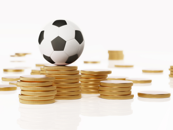 Illustrasjonsbilde: En fotball og noen penger