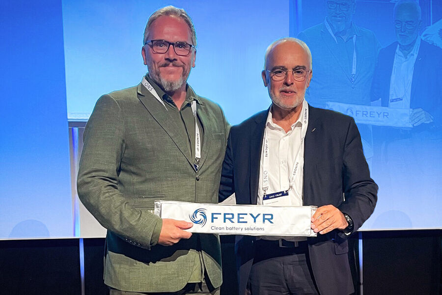 Tom Einar Jensen (t.v.) fra FREYR og Laurent Demortier fra Nidec smiler tilfreds etter at kontrakten er offentliggjort. Foto: FREYR