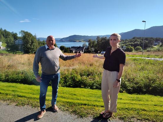 På bildet: Ordfører Odd Jarle Svanem og varaordfører Marit Liabø Sandvik viser frem det som kommer til å bli det sprekeste boligområdet i Heim kommune.